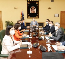 Vista general de la mesa de la reunión de los ministros del Grupo de Trabajo para las Repatriaciones de Afganistán, presidida por Su Majestad el Rey