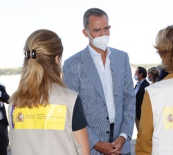 Don Felipe conversa con la directora general y la subdirectora general de Programas de Protección Internacional y Atención Humanitaria