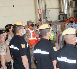 Don Felipe conversa con personal participante del Ministerio de Defensa en la operación de repatriación desde Afganistán