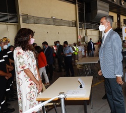 Su Majestad el Rey durante su recorrido por el centro de recibimiento y acogida de la operación de repatriación desde Afganistán 