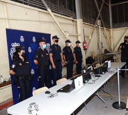 Don Felipe conversa con personal participante del Cuerpo Nacional de Policía en la operación de repatriación desde Afganistán
