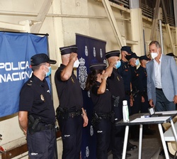 Don Felipe conversa con personal participante del Cuerpo Nacional de Policía en la operación de repatriación desde Afganistán