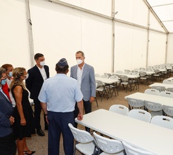 Don Felipe visitó los comedores instalados en el área de vida
