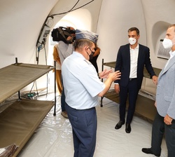 Don Felipe visita una de las tiendas iglú instaladas en el área de vivienda