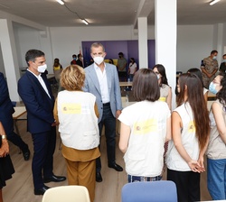 Don Felipe conversa con personal participante de la Secretaría de Estado de Migraciones en la operación de repatriación desde Afganistán