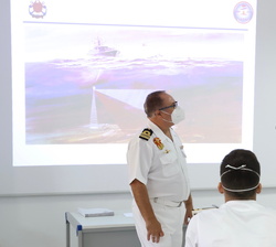Su Majestad el Rey en el aula en el que se encontraban alumnos del curso “Operaciones de Medidas contra las Minas”