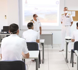 Su Majestad el Rey en el aula en el que se encontraban alumnos del curso “Operaciones de Medidas contra las Minas”