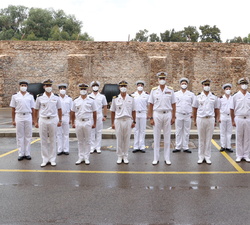 Fotografía de grupo de Don Felipe con una representación de las cinco dotaciones de los buques y sus respectivos comandantes