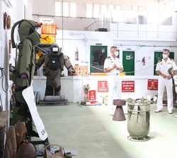 Don Felipe junto a las autoridades recorre una exposición estática de los medios de los que dispone la Fuerza de Medidas contra las Minas 