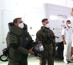Su Majestad el Rey conversa con un equipo de desactivación contra artefactos explosivos