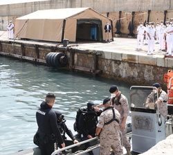 Su Majestad el Rey en el muelle durante la demostración dinámica de protección portuaria, con la búsqueda en el muelle e intervención de un equipo de 