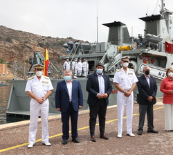 Fotografía de grupo de Su Majestad el Rey con las autoridades instantes antes de embarcar en el Cazaminas "Tambre"