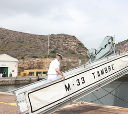 Su Majestad el Rey embarca en el Cazaminas "Tambre"
