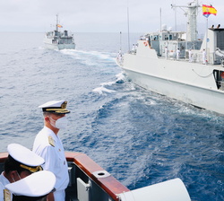 Su Majestad el Rey durante la pasada de honores por buques de la Fuerza de Medidas contra las Minas  