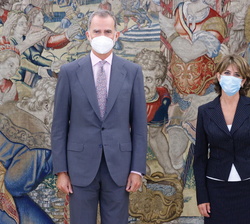 S.M. el Rey junto a la Fiscal General del Estado en la entrega de la Memoria Anual