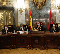 Don Felipe en la presidencia del Salón de Plenos durante el acto