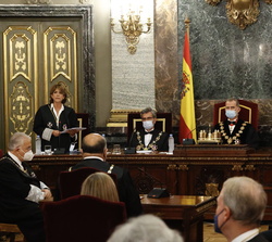 Su Majestad el Rey durante la intervención de la fiscal general del Estado