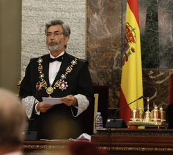 Su Majestad el Rey durante la intervención del presidente del Tribunal Supremo y del Consejo General del Poder Judicial