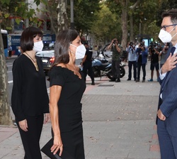 Su Majestad la Reina recibida por el presidente del Grupo Prisa, Joseph Oughourlian, a su llegada a la Fundación Giner de los Ríos