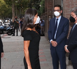 Su Majestad la Reina recibida por el consejero delegado de CapGemini, Luis Abad, a su llegada a la Fundación Giner de los Ríos