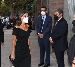 Su Majestad la Reina recibida por la directora de El País, Pepa Bueno, a su llegada a la Fundación Giner de los Ríos