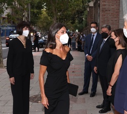 Su Majestad la Reina recibida por el presidente de la Fundación Giner de los Ríos, José García-Velasco, a su llegada a la Fundación Giner de los Ríos