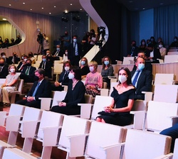 Su Majestad la Reina en el auditorio de la Fundación Giner de los Ríos
