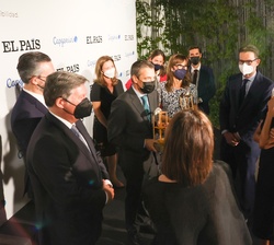Su Majestad la Reina conversa con los representates de las empresas premiadas