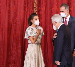 Su Majestad la Reina recibe el saludo del Presidente de la República de Chile, Sebastián Piñera