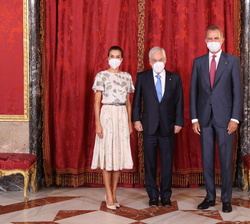 Sus Majestades los Reyes junto al Presidente de la República de Chile, Sebastián Piñera, momentos antes del almuerzo