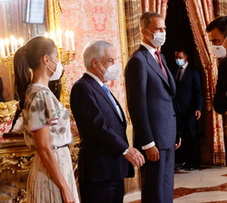 Sus Majestades los Reyes y el Presidente Sebastián Piñera reciben el saludo del presidente del Gobierno, Pedro Sánchez