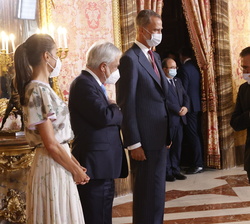 Sus Majestades los Reyes y el Presidente Sebastián Piñera reciben el saludo del ministro de Asuntos Exteriores, Unión Europea y Cooperación, José Manu