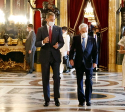 Sus Majestades los Reyes y el Presidente de Chile se dirigen al Comedor de Gala