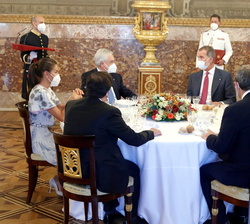 Sus Majestades los Reyes durante el almuerzo en honor del Presidente de la República de Chile