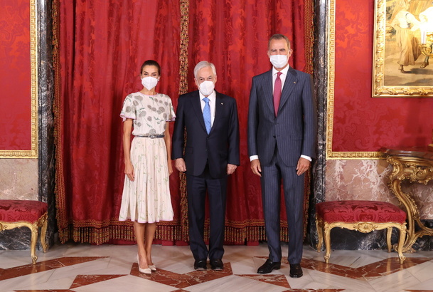 Sus Majestades los Reyes junto al Presidente de la República de Chile, Sebastián Piñera, momentos antes del almuerzo