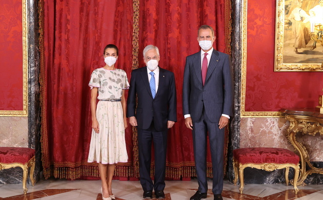 Sus Majestades los Reyes junto al Presidente de la República de Chile, Sebastián Piñera, momentos antes del almuerzo