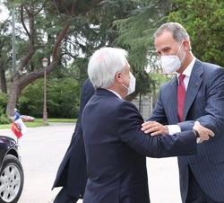 Don Felipe recibe a Su Excelencia el Presidente de la República de Chile, Sebastián Piñera, a su llegada al Palacio de La Zarzuela