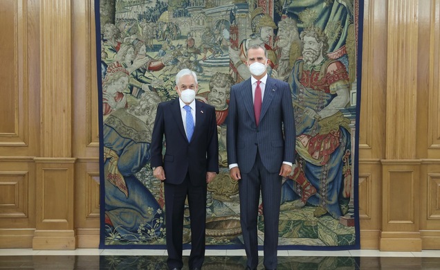 Su Majestad el Rey junto a Su Excelencia el Presidente de la República de Chile, Sebastián Piñera, durante el encuentro celebrado en el Palacio de La 