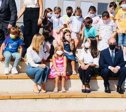 Doña Letizia conversa con alumnos de primaria en el patio de recreo