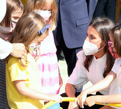 Doña Letizia conversa con alumnos en el patio de recreo