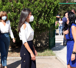 Su Majestad la Reina recibe el saludo de la directora del IES "Gallicum", Amparo Zapata