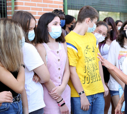 Doña Letizia conversa con alumnos de ESO en la pista deportiva