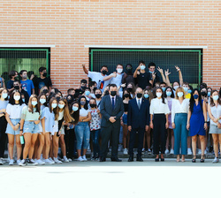 Fotografía de grupo con los alumnos del centro