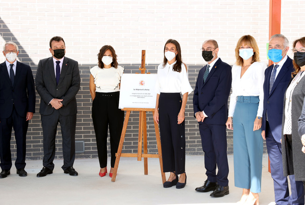 Doña Letizia junto a la placa conmemorativa y el resto de autoridades nacionales, autonómicas y locales