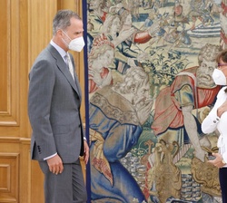 Su Majestad el Rey recibe el saludo de la secretaria general Iberoamaericana, Rebeca Grynspan