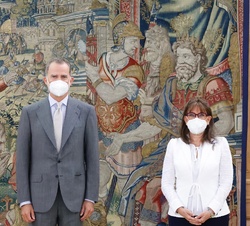 Su Majestad el Rey con la secretaria general Iberoamaericana, Rebeca Grynspan