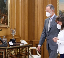 Su Majestad el Rey acompañado por la secretaria general Iberoamaericana, Rebeca Grynspan