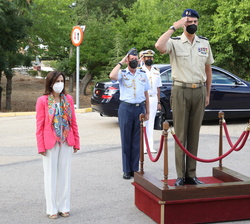 Su Majestad el Rey recibe Honores de Ordenanza a cargo de un piquete militar