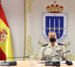 Su Majestad el Rey durante la presentación por parte del jefe del Mando de Operaciones