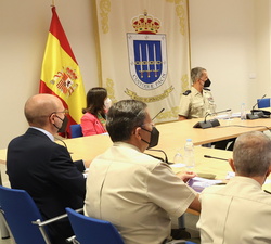 Su Majestad el Rey durante la presentación por parte del jefe del Mando de Operaciones